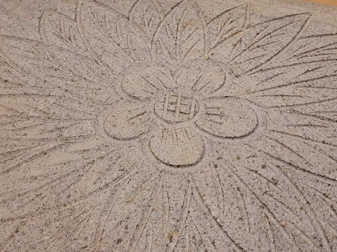 Natuurstenen staptegels met bloemmotief +/- 55x40cm