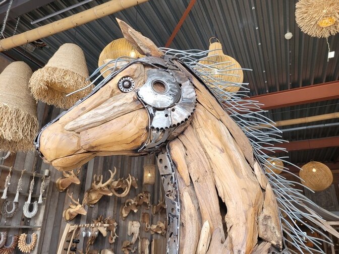 Groot steigerend paard - hout en metaal