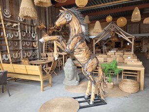 Groot steigerend paard - hout en metaal