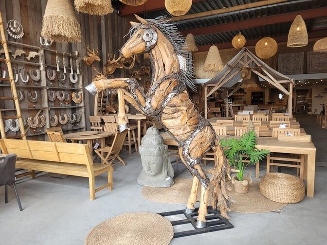 Groot steigerend paard - hout en metaal