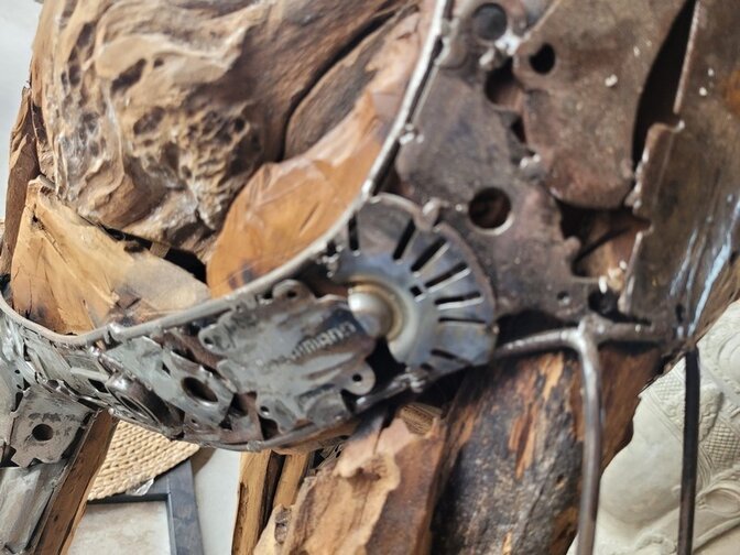 Groot steigerend paard - hout en metaal