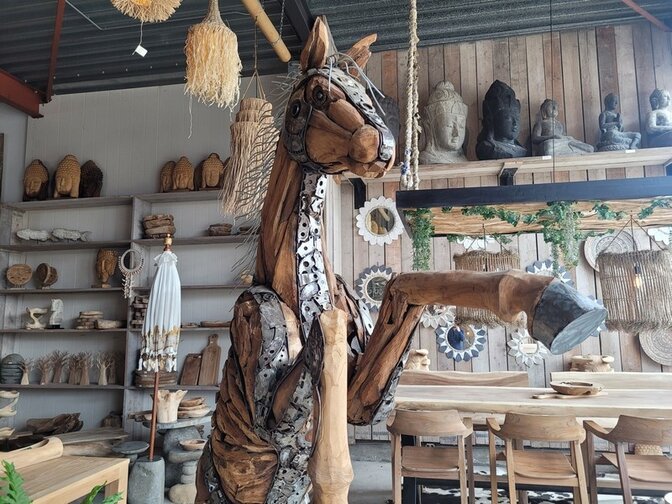 Groot steigerend paard - hout en metaal