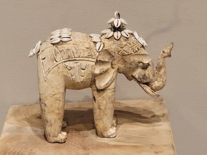 Staande olifant met schelpen - 25x20cm