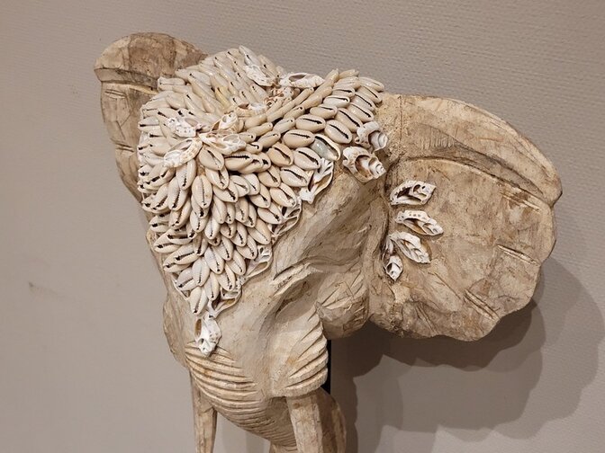 Olifantenkop met schelpen - 35x55cm