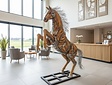 Groot steigerend paard - hout en metaal