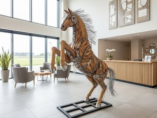 Groot steigerend paard - hout en metaal