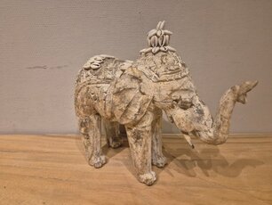 Staande olifant met schelpen