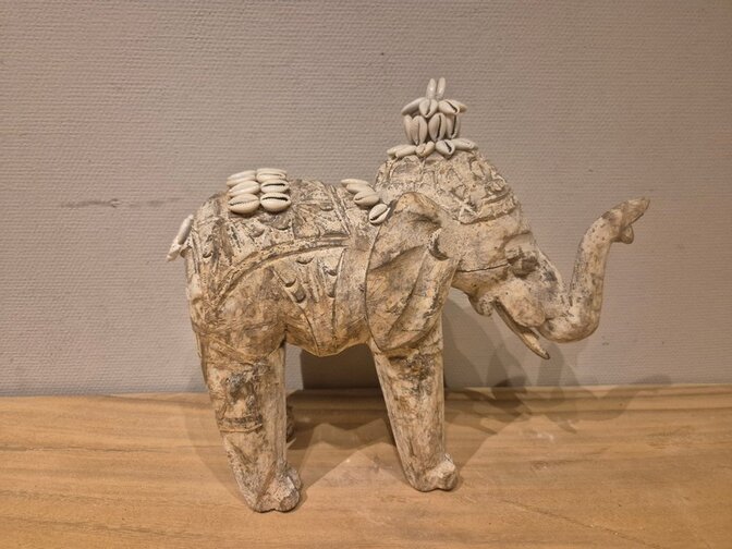 Staande olifant met schelpen