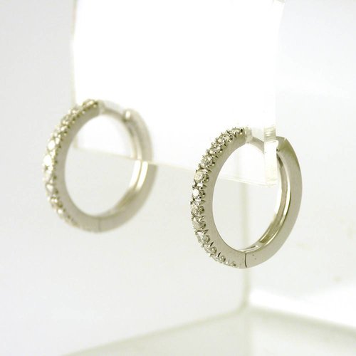 18 crt. white gold earrings with diamonds