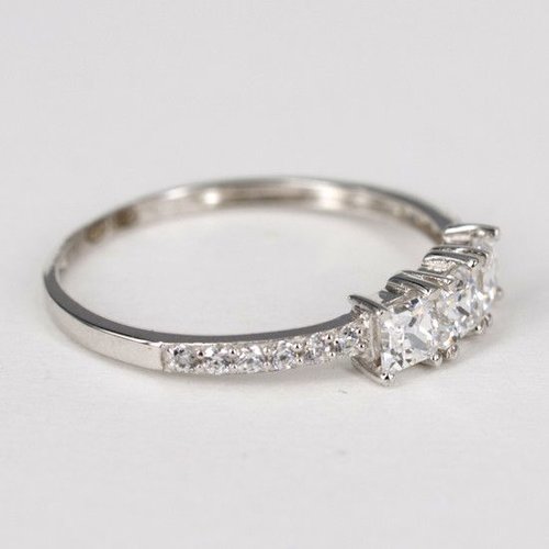 14 krt. witgouden ring met zirkonia stenen 14 krt. witgouden ring met zirkonia stenen