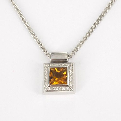 14 karaat witgouden collier met hanger 14 karaat witgouden collier met hanger