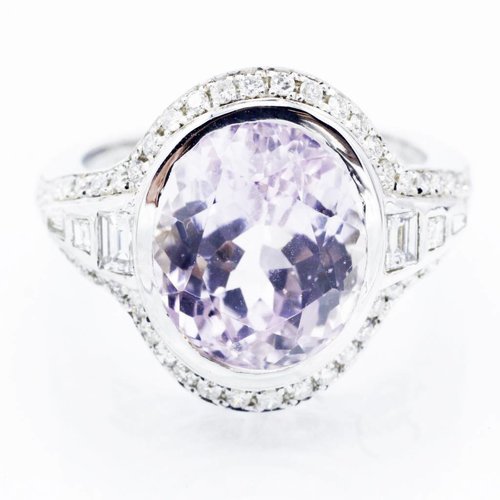 18 krt. witgouden ring met 7.395 crt. natuurlijke kunziet en 0.68 crt. diamanten 18 krt. witgouden ring met 7.395 crt. natuurlijke kunziet en 0.68 crt. diamanten