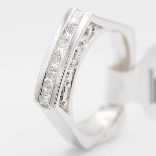 18 krt. white gold ring with 6 princess cut diamonds 18 krt. white gold ring with 6 princess cut diamonds