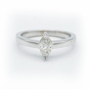 18 krt. witgouden ring met marquise geslepen diamant