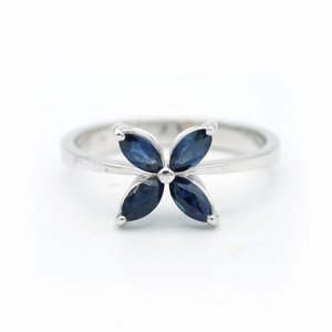 18 krt. witgouden ring met blauwe saffier