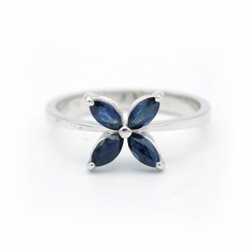 18 krt. witgouden ring met blauwe saffier 18 krt. witgouden ring met blauwe saffier