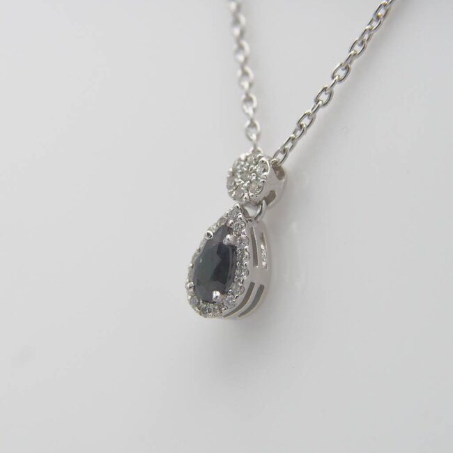 ROS  Jewel Design 18 krt. white gold pendant and necklace with sapphire and brilliant-cut diamonds