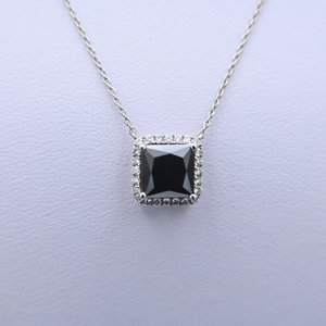 18 krt. witgouden collier met een zwarte diamant en briljantgeslepen witte diamanten