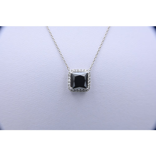 18 krt. witgouden collier met een zwarte diamant en briljantgeslepen witte diamanten 18 krt. witgouden collier met een zwarte diamant en briljantgeslepen witte diamanten