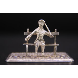 Occasion zilver miniatuur man op bankje