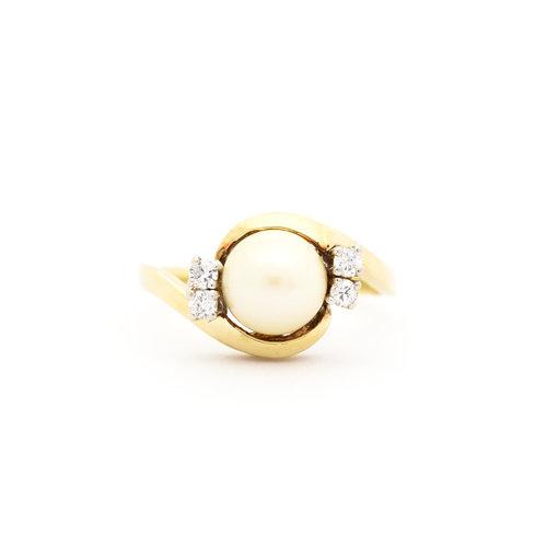 Occasion 14 krt. geelgouden ring met een cultivé parel en briljant geslepen diamanten Occasion 14 krt. geelgouden ring met een cultivé parel en briljant geslepen diamanten