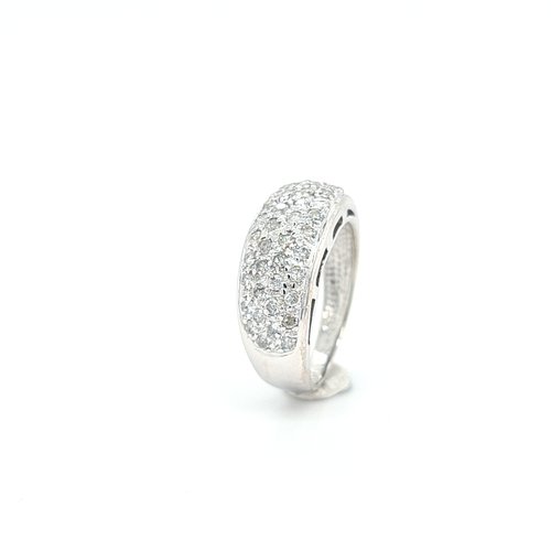Occasion 18 krt. witgouden ring  met in totaal circa 1 crt. briljant geslepen diamanten
