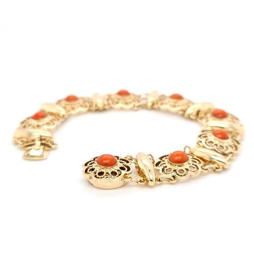 Occasion 14 karaat geel gouden bloedkoraal armband 18.5 gram Occasion 14 karaat geel gouden bloedkoraal armband 18.5 gram