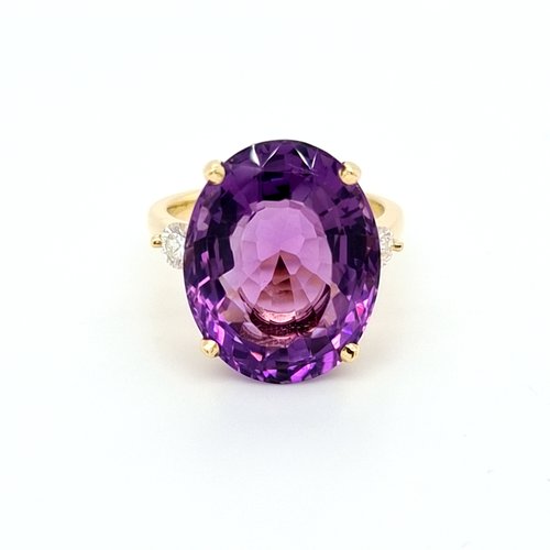 18 krt. yellow gold ring with natural amethyst and diamonds 18 krt. yellow gold ring with natural amethyst and diamonds