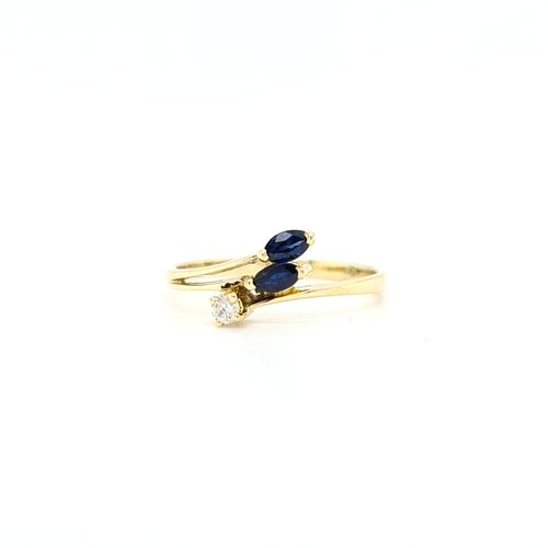 18 krt. yellow gold ring with sapphires and a brilliant cut diamond 18 krt. yellow gold ring with sapphires and a brilliant cut diamond