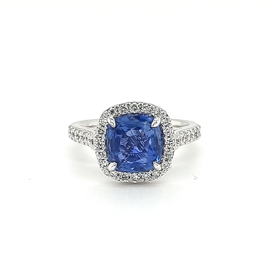 18 krt. white golden ring with sapphire and diamonds