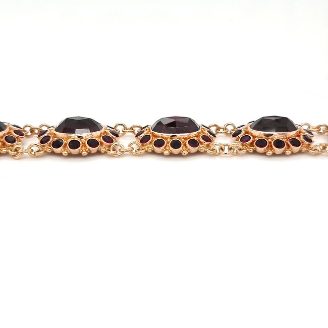 14 krt. yellow gold bracelet with 104 garnets
