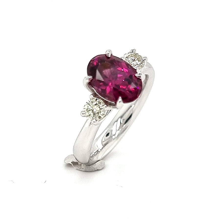 18 krt.  white gold ring with rubellite and diamonds