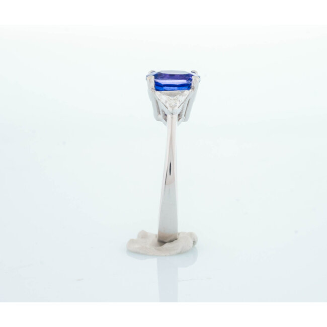 ROS  Jewel Design 18k witg ring nat tanzaniet 0.40cdiam EAR. 2640