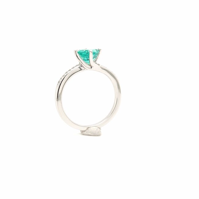 ROS  Jewel Design 14k witgd ring 0,18cBrilj/natSmaragd 3.7gr The Beautifull green 18