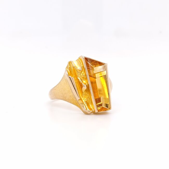 14k gouden ring  van Laponia gezet met een Topaas