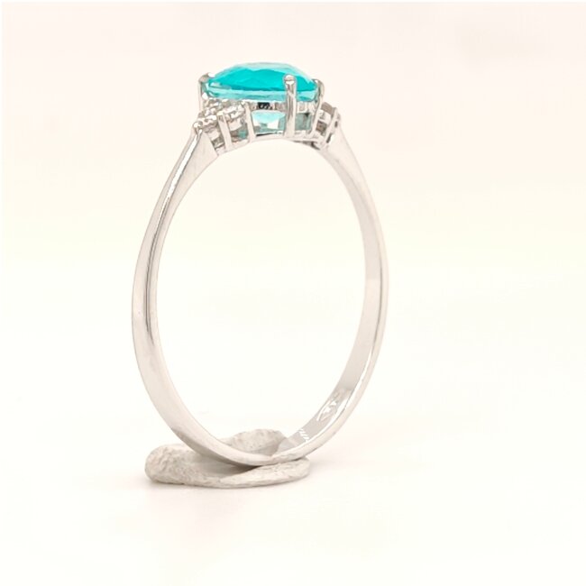 18k witgouden ring met hartvormige Smaragd