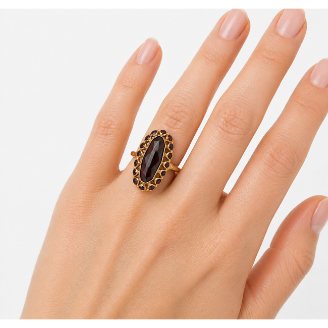 Vintage. 14K Ring met Granaat. 5,7Gr. Mt 18,5