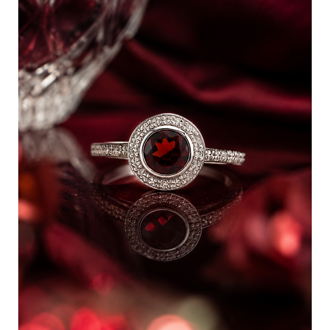 Vintage 14K. Wg Ring met Brillj/Almadine. 2,2Gram. Mt 17,5
