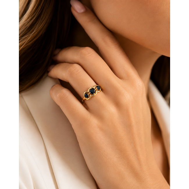 Vintage 18K.  Ring met 3 Saffieren. Mt 18,5 2,7Gr