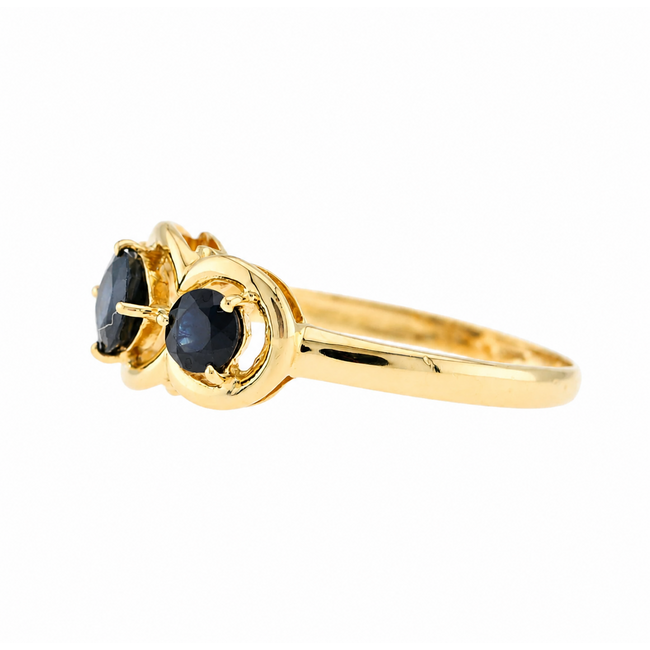 Vintage 18K.  Ring met 3 Saffieren. Mt 18,5 2,7Gr