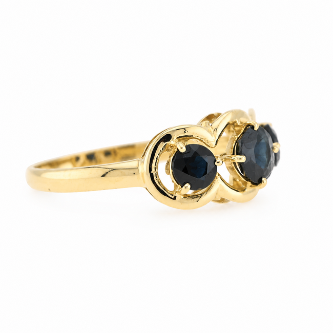 Vintage 18K.  Ring met 3 Saffieren. Mt 18,5 2,7Gr