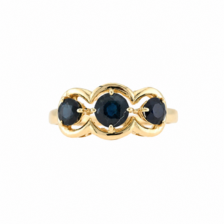 Vintage 18K.  Ring met 3 Saffieren. Mt 18,5 2,7Gr