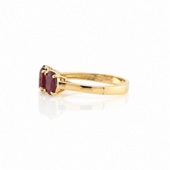Ros Design. 14K. GG Ring Robijn. 0,75x3. 2,8Gr. Mt17