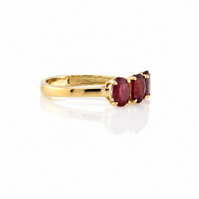 Ros Design. 14K. GG Ring Robijn. 0,75x3. 2,8Gr. Mt17