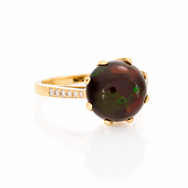 ROS  Jewel Design 14k ring gezet met een vuuropaal en briljanten