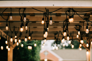 Pergola oplyst med string lights