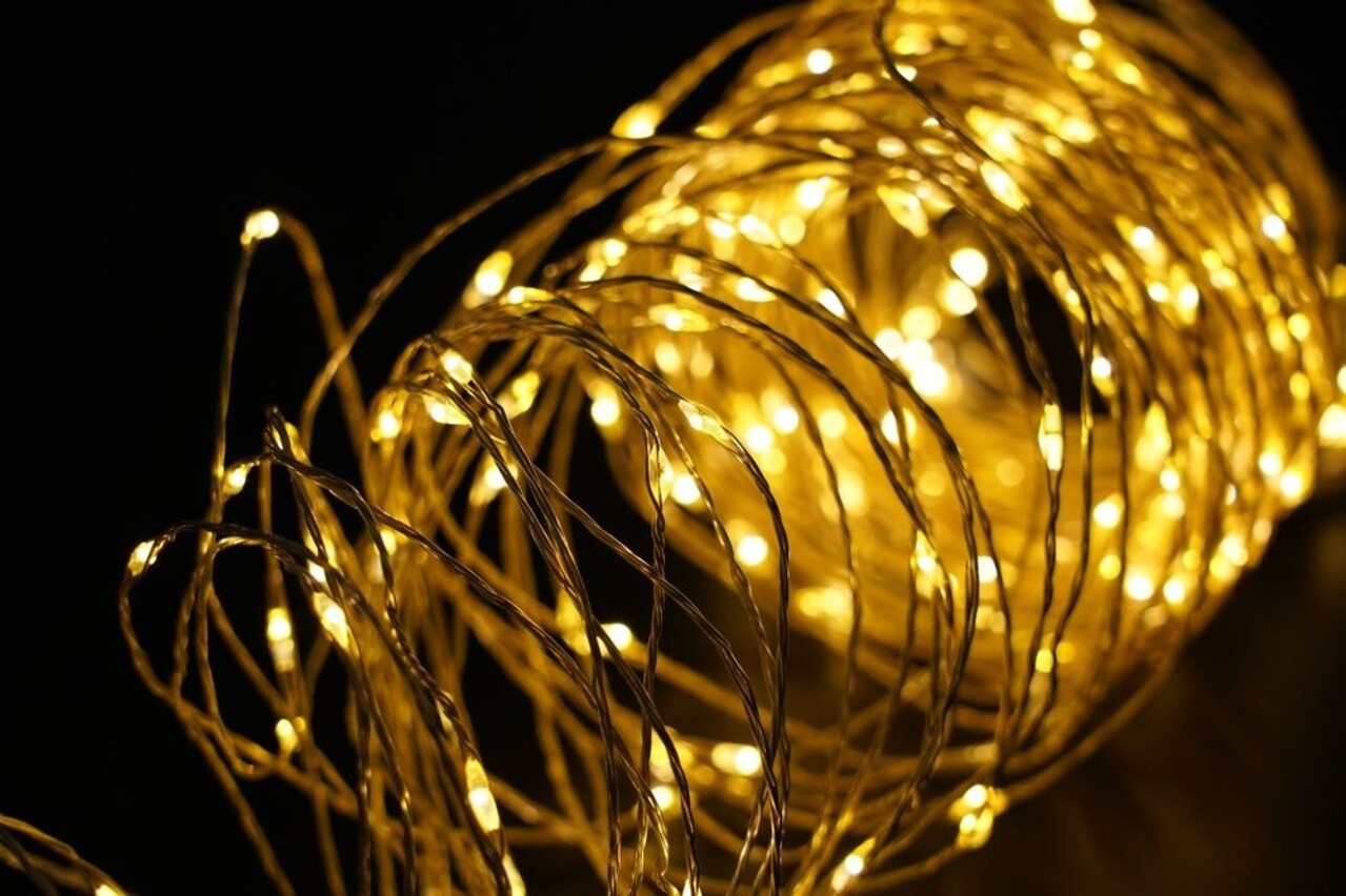 Modee Kerstverlichting lichtsnoer - 5 meter 100leds - 2700K warm wit licht - 3x AA batterij Modee Kerstverlichting lichtsnoer - 5 meter 100leds - 2700K warm wit licht - 3x AA batterij