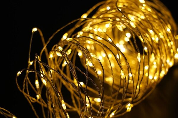 Modee Kerstverlichting lichtsnoer - 5 meter 100leds - 2700K warm wit licht - 3x AA batterij Modee Kerstverlichting lichtsnoer - 5 meter 100leds - 2700K warm wit licht - 3x AA batterij
