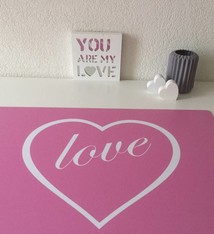 Bureau onderlegger roze met HART en LOVE in wit