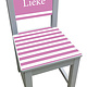Kinderstoel met roze strepen op de zitting
